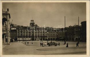 Trieste, Trieszt, Trst; Piazza dell'Unitá / square, street view