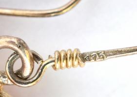 Ezüst(Ag) fülbevalópár, borostyán díszítéssel, jelzett, h: 2,5×2 cm, bruttó: 8,4 g