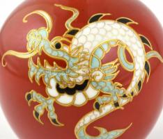 Német porcelán sárkányos váza, jelzett, részben kézzel festett, kis kopásnyomokkal, m: 18 cm