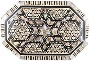 Gyöngyházberakásos fa doboz, piros béléssel, kis hibákkal, 13,5×9×5 cm