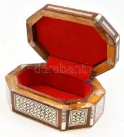 Gyöngyházberakásos fa doboz, piros béléssel, kis hibákkal, 13,5×9×5 cm