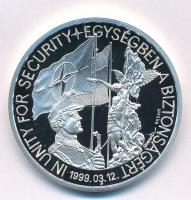 1999. "NATO csatlakozás" Ag emlékérem díszdobozban, tanúsítvánnyal (28,25g/0,925/38,61mm) ...
