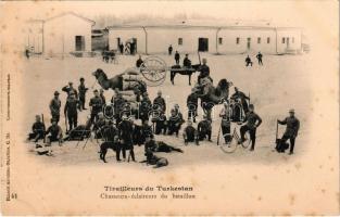 Tirailleurs du Turkestan. Chasseurs-éclaireurs du bataillon / Turkestan sharpshooters, scout hunters battalion, soldier with bicycle, rifles, camel (fl)