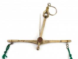 Fémfeldolgozó KSZ jelzett, ópium mérleg, enyhén kopottas állapotban, 30x20 cm