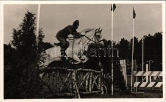 1938 Balatonföldvár, Madarász Aladár karpaszományos huszár tizedes nyerte a lóversenyeken a "Balatoni díjugratást". Foto Seidner, photo