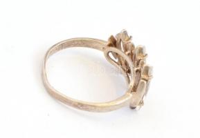 Ezüst(Ag) gyűrű, átlátszó kövekkel, jelzett, méret: 59, bruttó: 3,61 g