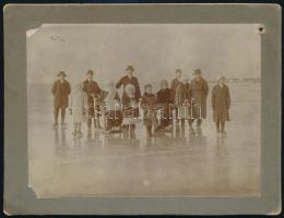 cca 1900 Balatoni korcsolyázók, kartonra ragasztott fotó, sarokhiányokkal, lyukasztással, 10×13 cm