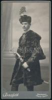 cca 1900 Fiatal férfi díszímagyarban, keményhátú fotó Goszleth budapesti műterméből, 21×11 cm