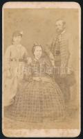 cca 1865 Madarász családról készült keményhátú fotó, Mikolasch S. nagykanizsai műterméből 10x6 cm