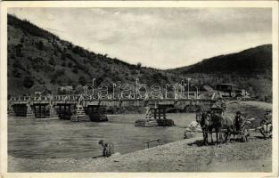 1939 Huszt, Chust, Khust; fahíd, autó, mosóasszony, lovaskocsi / Dreveny most / wooden bridge, washerwoman, automobile, horse cart