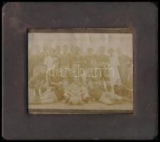 cca 1920 Focicsapatról készült fotó keretben, 10,5x14,5 cm