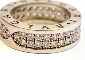 Ezüst(Ag) gyűrű, sok apró kővel, Bulgari jelzéssel, méret: 49, bruttó: 6,78 g