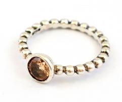 Ezüst(Ag) gyűrű, sárgás kővel, jelzett, méret: 53, bruttó: 2,4 g