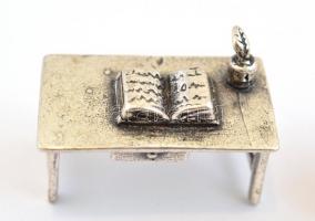 Ezüst(Ag) miniatűr szék és asztal, jelzéssel és jelzés nélkül, m: 1,7 cm, nettó: 11,62 g