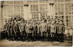 1918 A cs. és kir. 5. hadtestparancsnokság tisztikara II. Vilmos német császásr születésnapja alkalmából rendezett ünnepi ebéd után a német vendégek körében. Középen sapkában a hadtestparancsnok, tőle jobbra-balra egy-egy német tábornok / WWI Austro-Hungarian K.u.K. military, officer corps, corps commander with German generals. photo