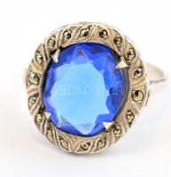 Ezüst(Ag) kék köves gyűrű, markazitokkal, jelzett, méret: 60, bruttó: 6,28 g