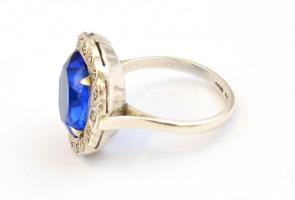 Ezüst(Ag) kék köves gyűrű, markazitokkal, jelzett, méret: 60, bruttó: 6,28 g