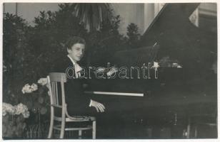 cca 1932 Fiú a zongoránál, fotólap, hátulján feliratozva, 8,5x13,5 cm