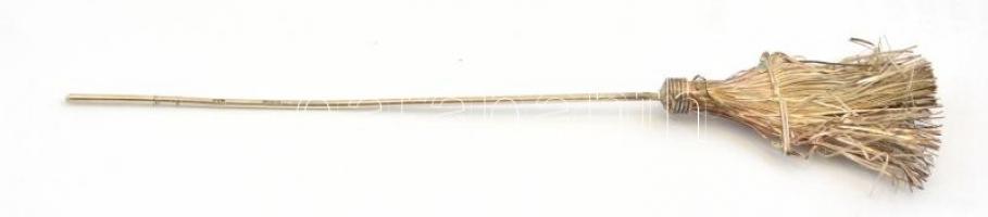 Ezüst(Ag) miniatűr seprű, jelzett, h: 14,5 cm, nettó: 6,3 g