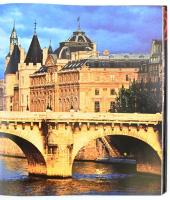 Guy-Pierre Bennet: Párizs. Bp.., 2004, Geographia Kiadó. Kiadói egészvászon kötés, kiadói papír védő...