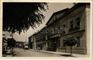 1940 Salgótarján, városház, Peész Árpádné cukrászdája, Stühmer édességek reklám, temetkezési vállalat, tűzőrség