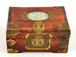 Kínai fa ékszertartó doboz, jáde berakással, textil béléssel, 17×12×8 cm