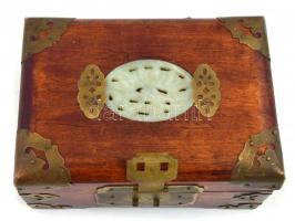 Kínai fa ékszertartó doboz, jáde berakással, textil béléssel, 17×12×8 cm