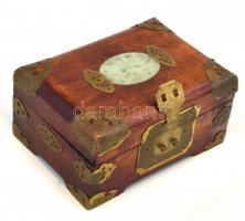 Kínai fa ékszertartó doboz, jáde berakással, textil béléssel, 17×12×8 cm