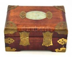 Kínai fa ékszertartó doboz, jáde berakással, textil béléssel, 17×12×8 cm