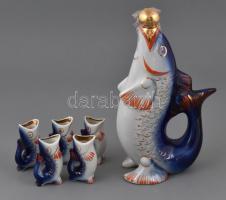 Orosz hal formájú porcelán palack, dugóval, 5 db pohárral, kis kopásnyomokkal, m: 7 és 26 cm