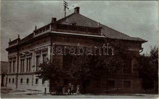 1910 Szabadszállás, Bajcsy-Zsilinszky és Árpád utca sarok, polgári ház, pipázó kalapos férfi és mezítlábas gyerekek. photo