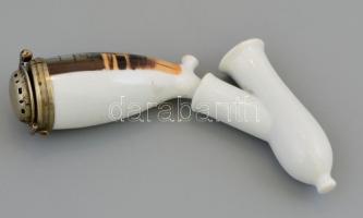 Kétrészes porcelán pipa, konyhai jelenettel, jelzés nélkül, kis kopásnyomokkal, 15×8 cm