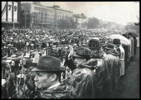 1979 Budapest, május elsejei felvonulás a pártállam vezetőivel, a Ganz hajógyár csoportjával, Szebellédy Géza fotója, jó állapotban, 12,5×17,5 cm