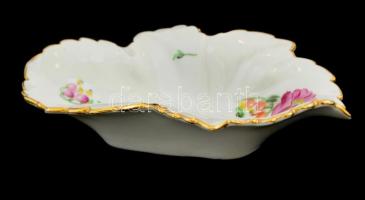Herendi virág mintás tálka, kézzel festett, jelzett (tanuló), apró kopásnyommal, 14,5x8,5 cm
