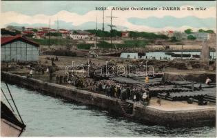 Dakar, Un mole / port, ship