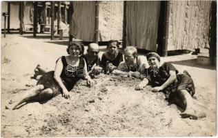 Siófok, strand, fürdőzők a homokban. Eilinger udv. fényképész műterméből. photo