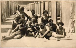 1924 Siófok, strand, fürdőzők csoportképe a kabinoknál. photo (kis szakadás / small tear)