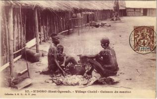 NDoro (Haut-Ogooué), Village Chaké, Cuisson du manioc / cooking cassava