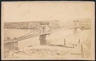 cca 1870 A budapesti Lánchíd fotója, budai hídfőnél lévő építési területtel és egy kikötött hajóval, kartonon, jó állapotban, 6,5×10 cm