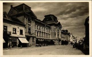 1940 Beregszász, Beregovo, Berehove; Werbőczy tér, kir. törvényszék, Corso cukrászda, Schwartz Dezső üzlete, drogéria, Schell benzin tölrőállomás / square, court, shops, confectionery, drogerie, gas oil station