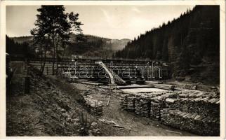 Hoverla, gátépítés. Feig Bernát kiadása / dam construction