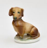 Zsolnay porcelán tacskó figura, kézzel festett, jelzett, egészen apró kopásnyommal, 6x5 cm