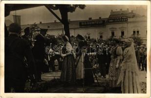 1940 Kolozsvár, Cluj; bevonulás, Horthy Miklós, honleányok, háttérben Braunfeld üzlete / entry of the Hungarian troops, Regent Horthy with compatriot women, shop of Braunfeld (fl)