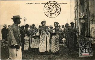 Libreville, Femmes dansant le Djembé / festival day, African folklore