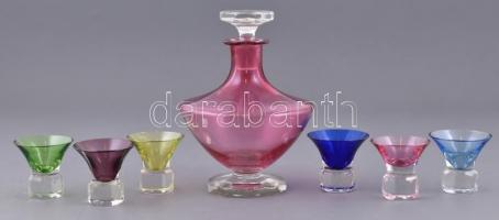 Több színű retro talpas üveg likőrös készlet: Kiöntő dugóval + 6 db pohár m. 5,5 cm, kiöntőn egy kisebb csorbával, apró kopásnyomokkal, jelzés nélkül