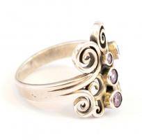 Ezüst(Ag) indamintás gyűrű, apró rózsaszín kövekkel, jelzett, méret: 52, bruttó: 4,37 g