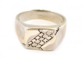 Ezüst(Ag) pecsétgyűrű, jelzett, méret: 65, nettó: 7,48 g