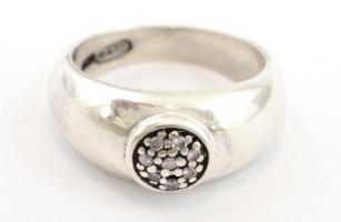 Ezüst(Ag) gyűrű, apró rózsaszín kövekkel, jelzett, méret: 52, bruttó: 4,41 g