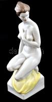 Hollóházi térdelő akt, kézzel festett, jelzett, hibátlan, m: 31 cm