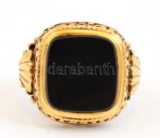 Arany (Au) 14 K gyűrű, ónix kővel, jelzett, méret: 58, bruttó: 11,1 g